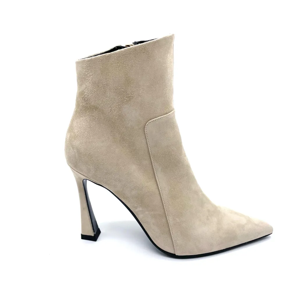 chiara_carrino_etosha_sto_0.webp Chiara Carrino 'Etosha' Stone Ankle Boot>Women Boots | Heels